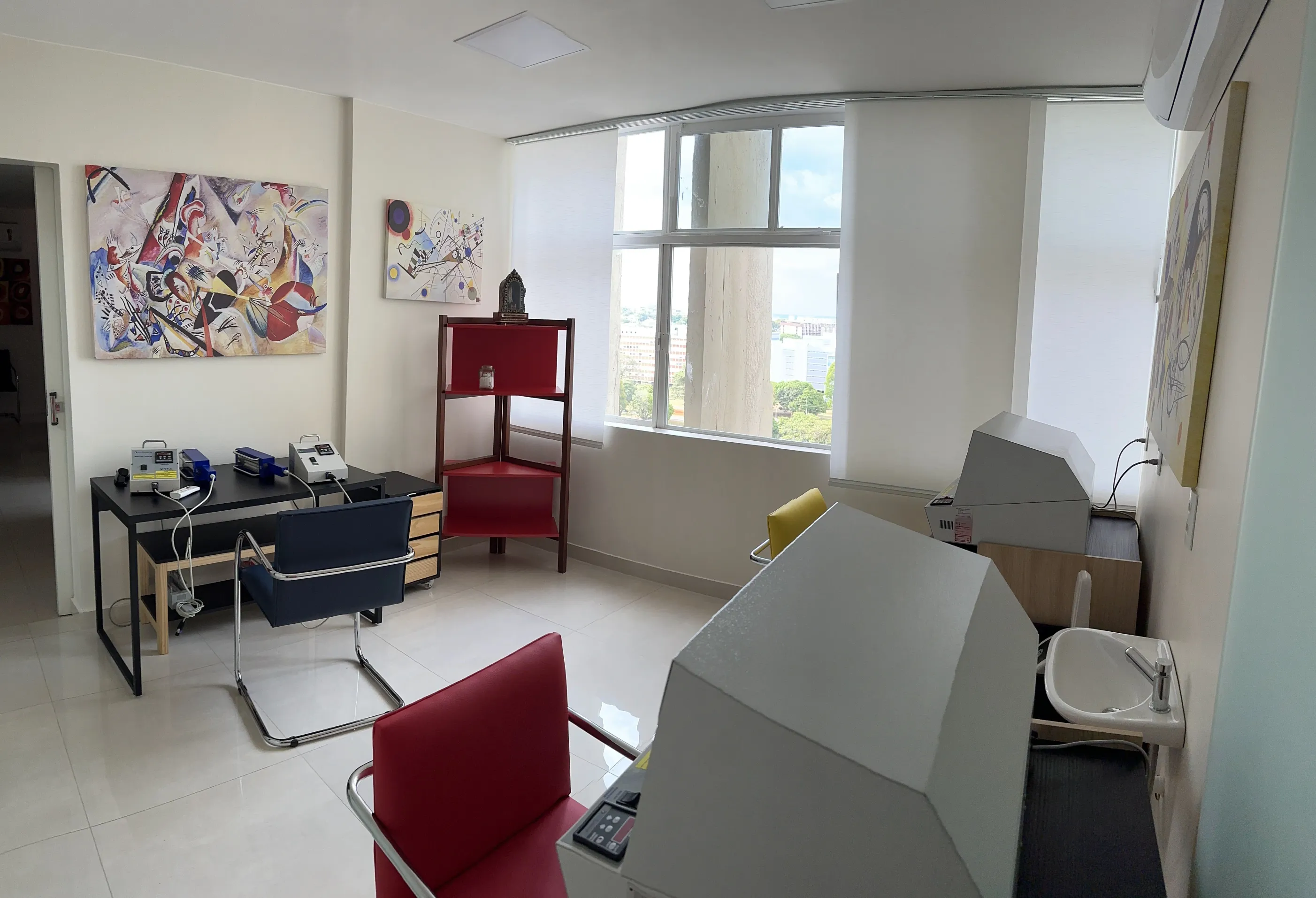 Peça de porcelana de Cleide Leite na clínica